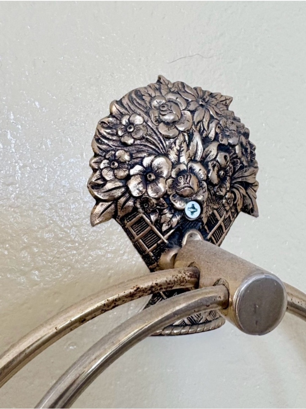 Vintage Brass Floral Basket Double Towel Ring Wall Mount Hollywood Regency - Picture 6 of 9